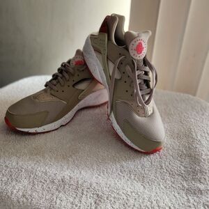 2014 Nike Men's Air Huarache Sneakers (Tan / Coral)